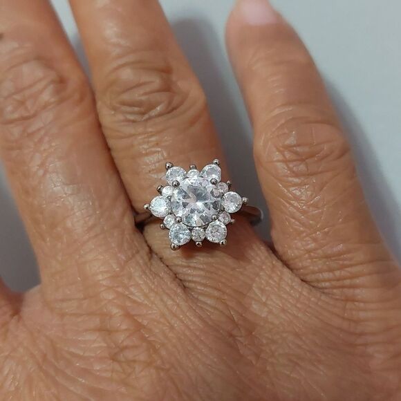 925 Silver Flower Ring with Crystals in Middle Size 7.5 - Picture 2 of 5